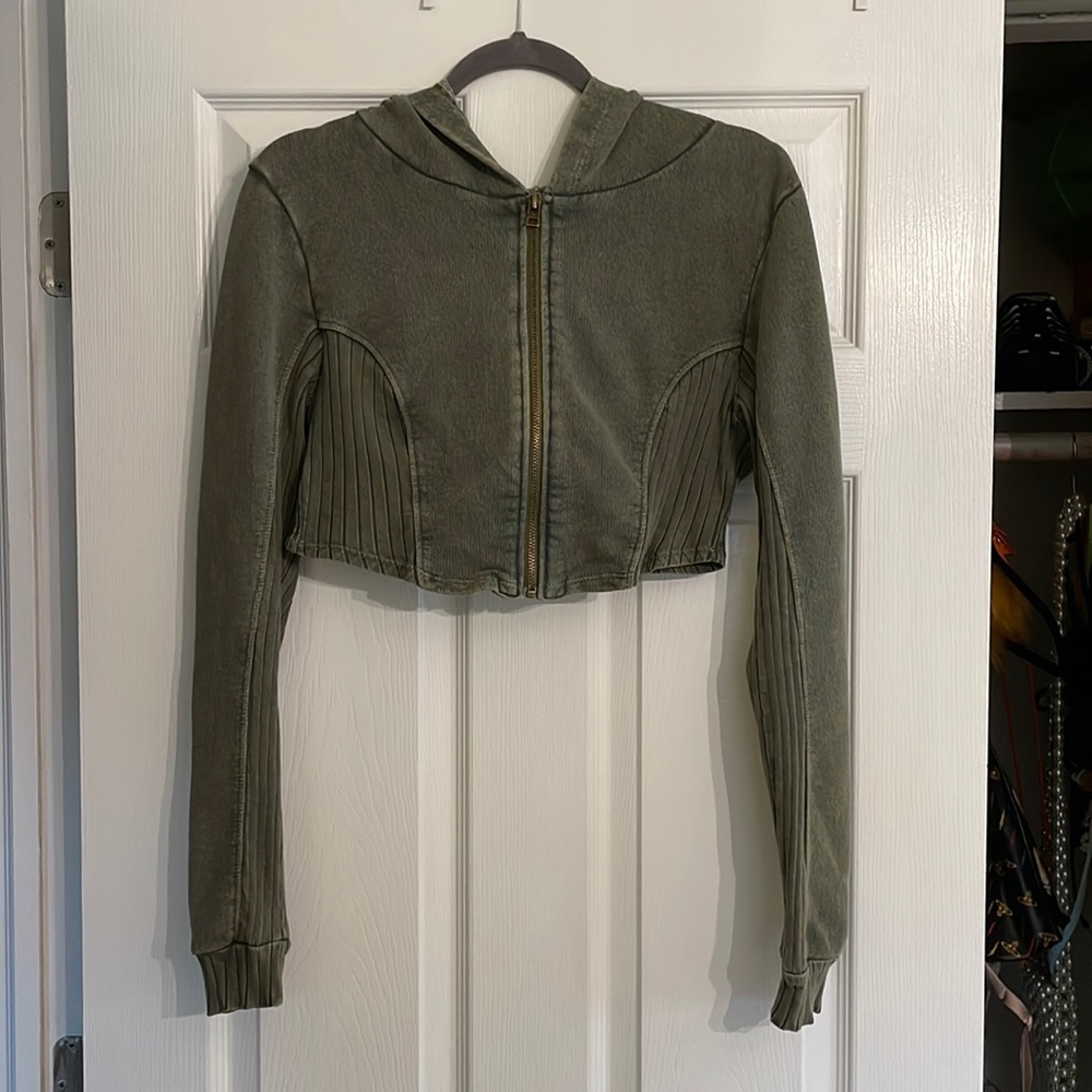 urban outfitters green cropped hoodie